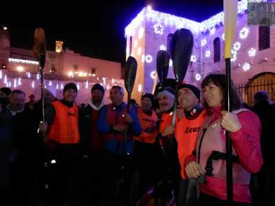 I canoisti giungono davanti all'edificio sacro con in mano le pagaie